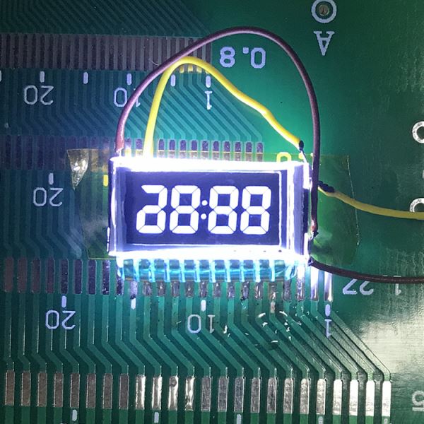 Velmi malý černý segment LCD